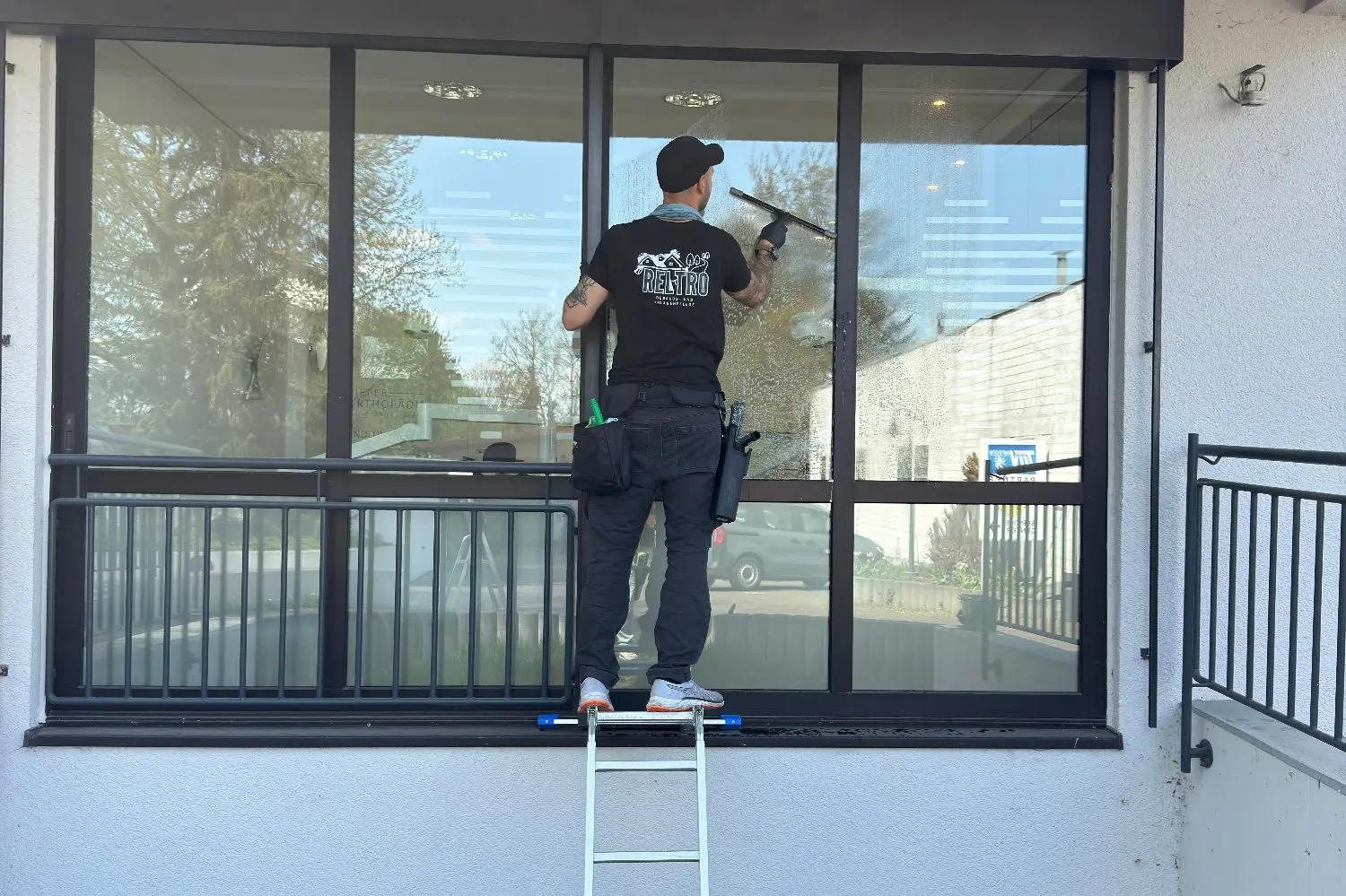 Glasreinigung Fensterreinigung RELTRO Leiter Gewerbe Rhein-Main