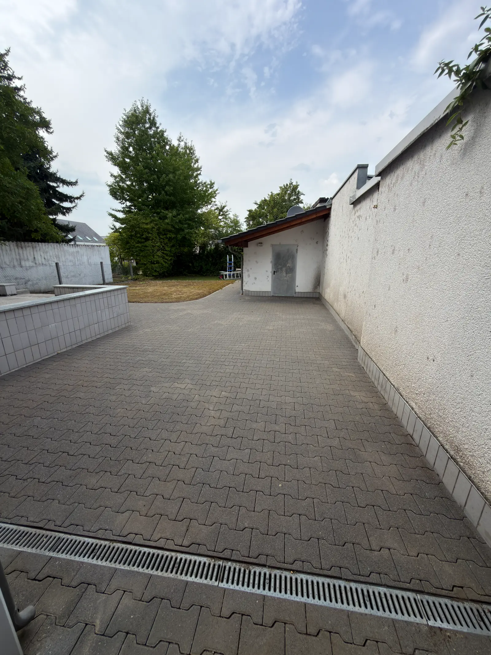 Grünanlagenpflege Hof Pflaster nachher Rhein-Main RELTRO