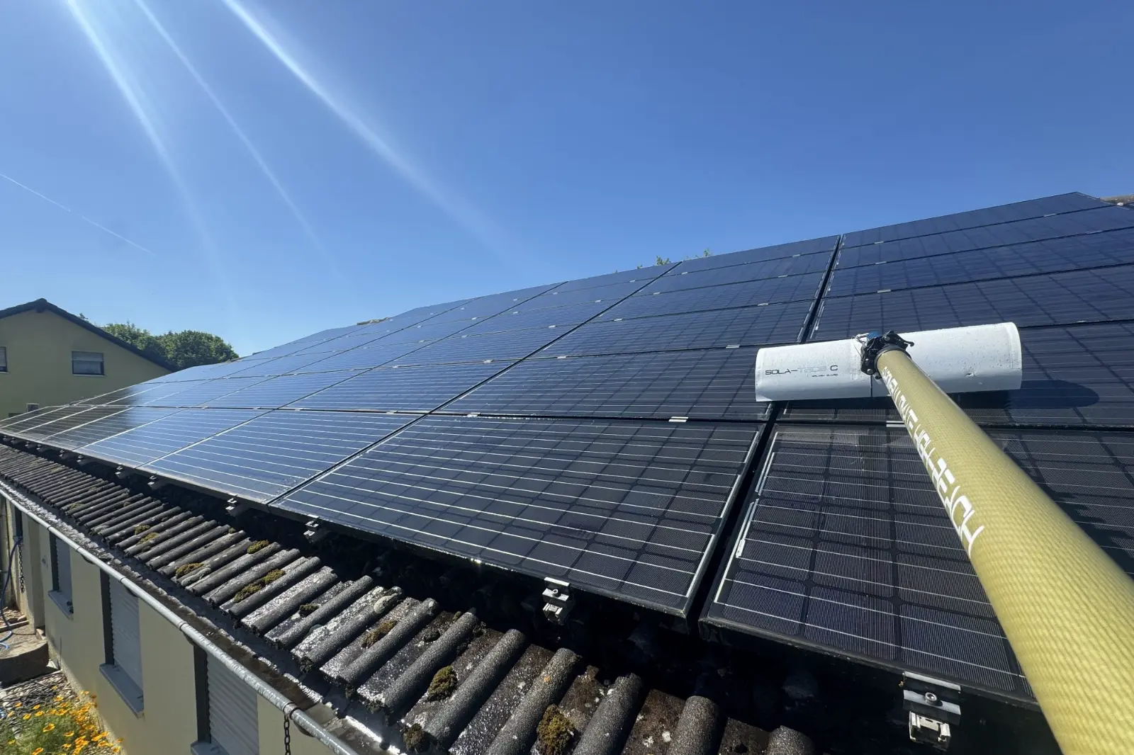 Solarreinigung Sola-Tecs Photovoltaik Dach Rhein-Main RELTRO