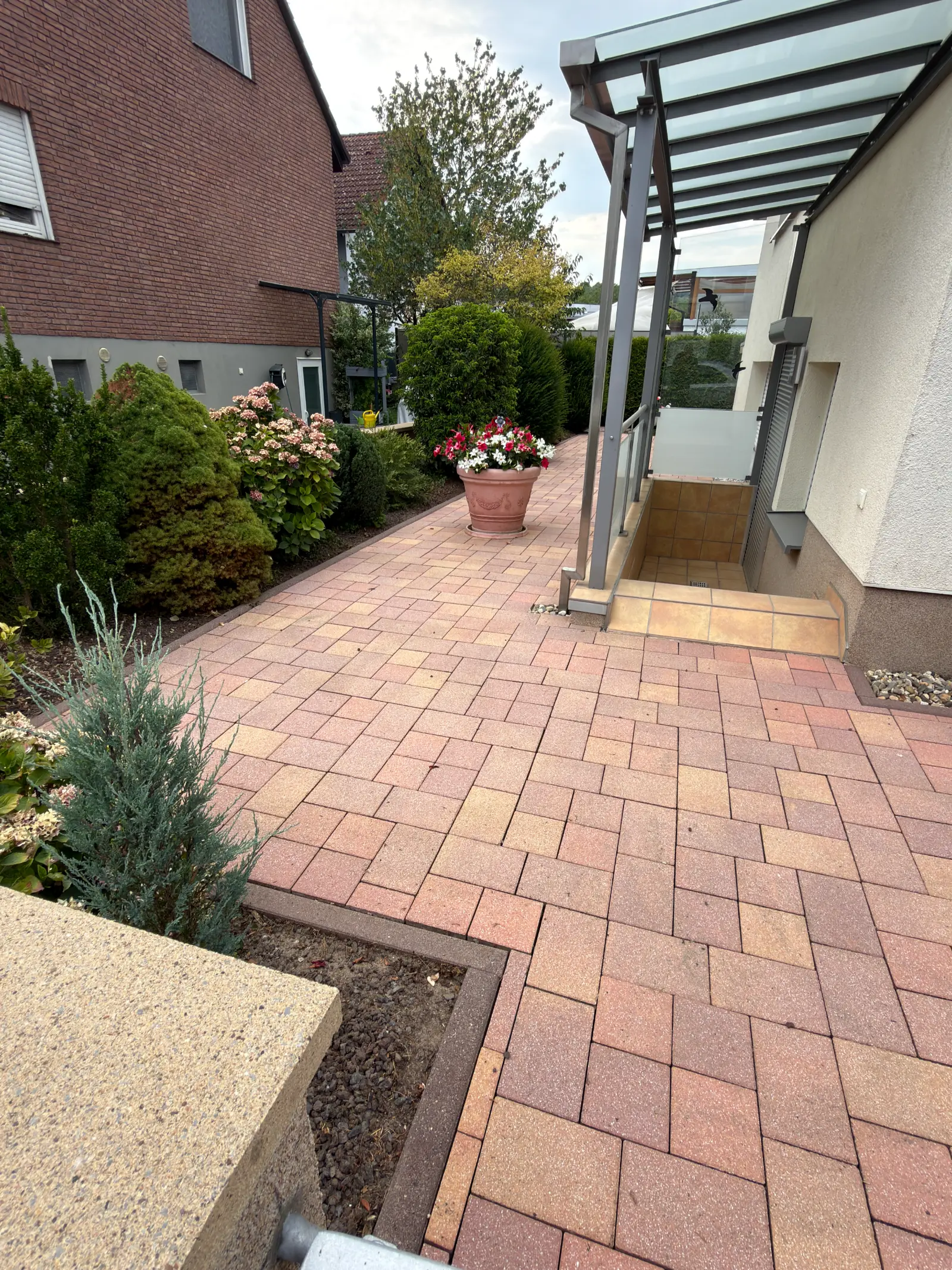 Pflasterreinigung Terrasse nachher sauber Rhein-Main RELTRO