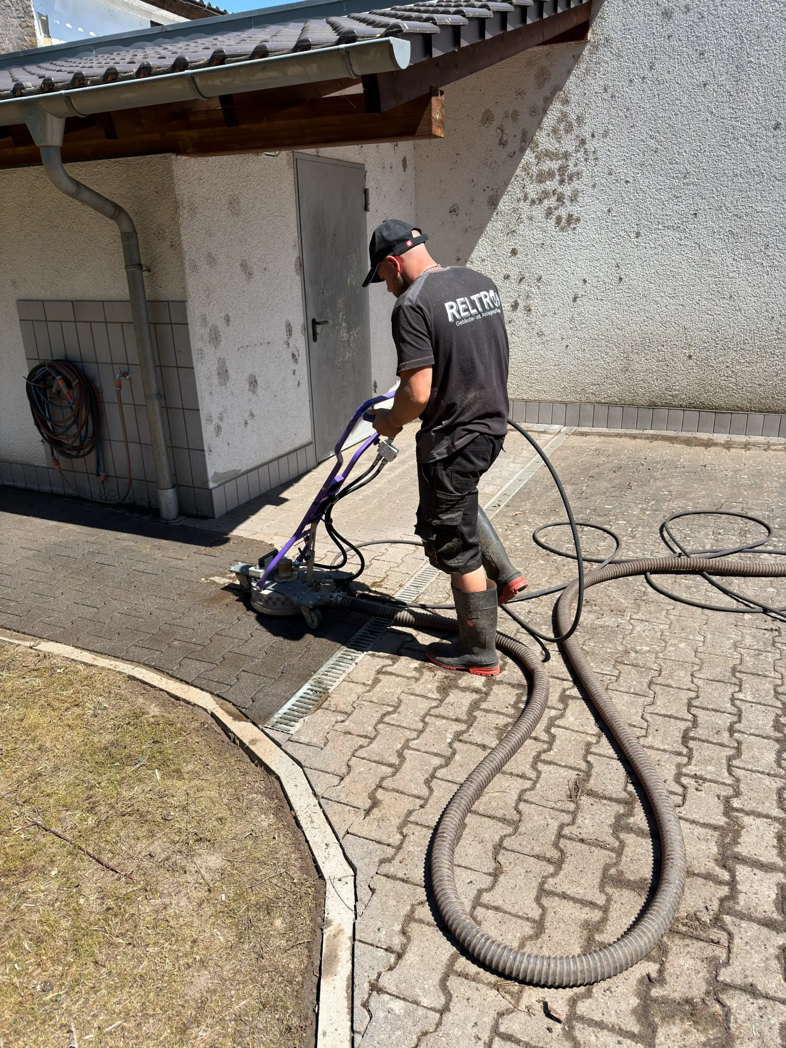 Steinreinigung Pflasterfläche mit dem Flächenreiniger im Einsatz Rhein-Main RELTRO