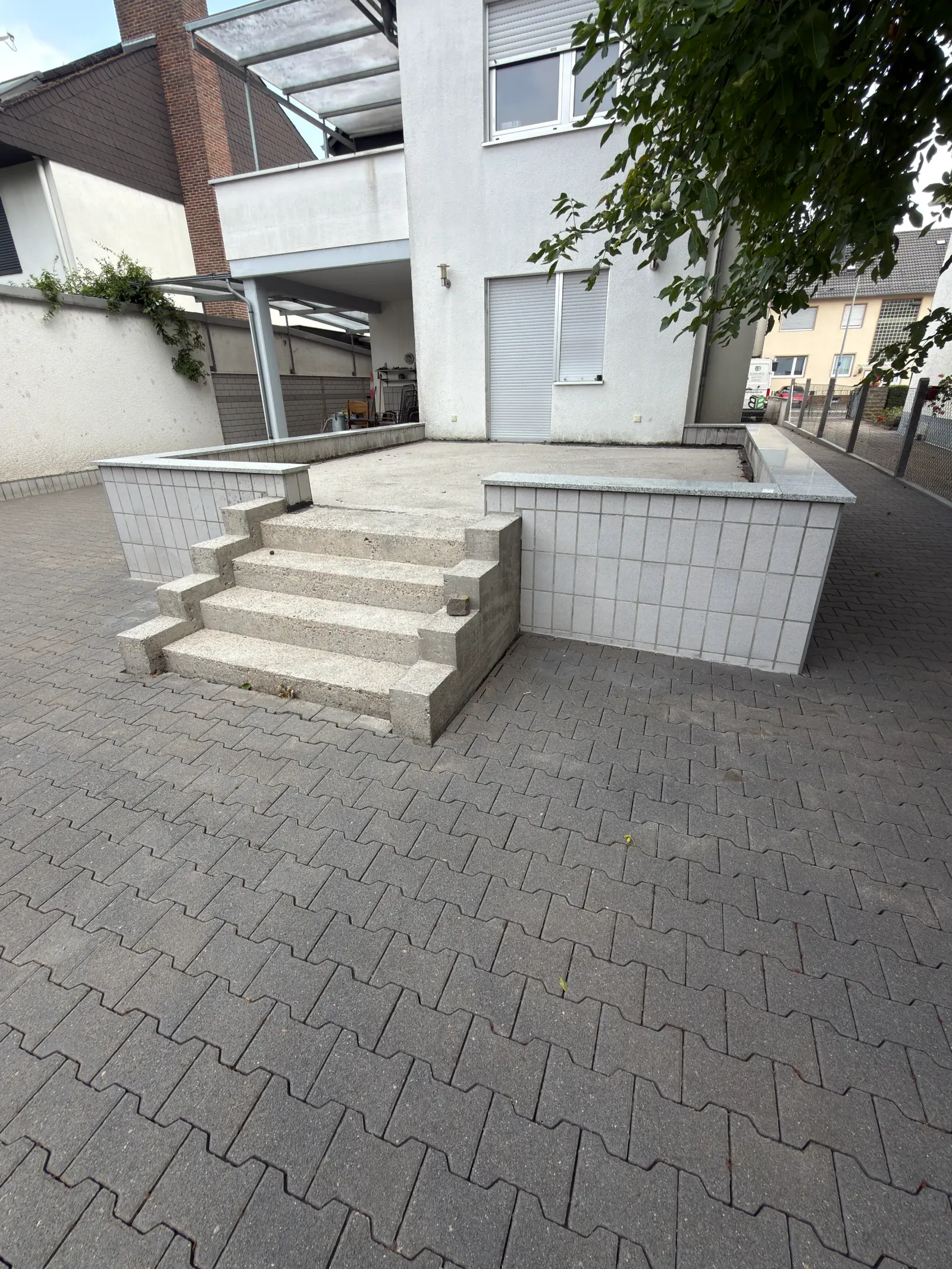 Steinreinigung Hof und Terrasse sauber Rhein-Main RELTRO